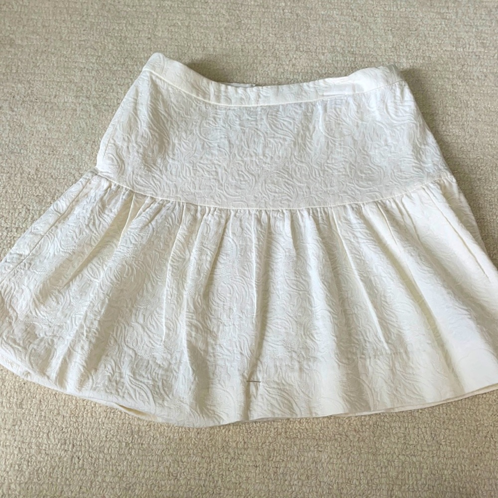 White baroque embossed JCREW skirt. Size 0. SMOKE FREE HOME.